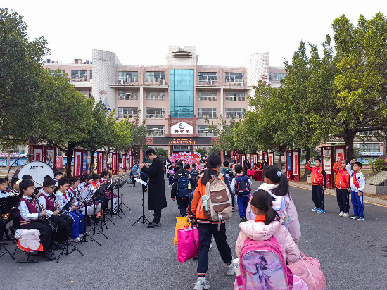 共和鎮(zhèn)中心小學管樂樂聲中慶開學.jpg