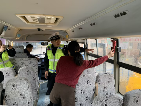 宅梧小學校車安全檢查及教育 (4).jpg