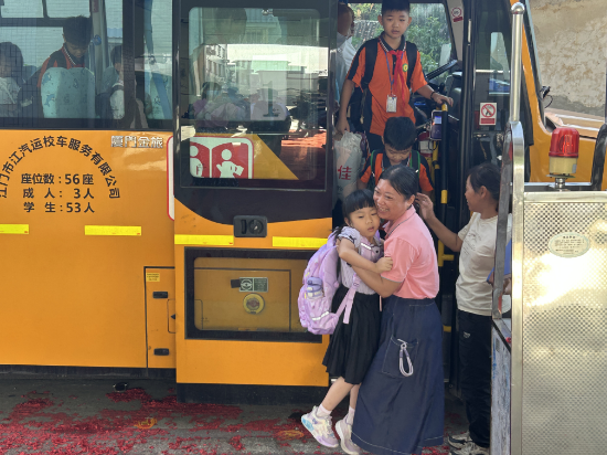 19.鶴城一小 學(xué)校教師及跟車阿姨正在引導(dǎo)同學(xué)們下校車，確保學(xué)生上下安全 (3).jpg