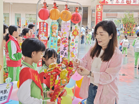 3沙坪三小校長為三小學(xué)子送上馬年吉祥物掛件，寓意馬到成功、前程似錦。.png