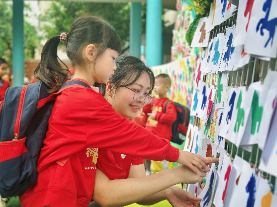 12建委 小馬奔騰向前跑，春日成長樂陶陶！---定格《小馬奔騰迎春圖》與幼兒笑臉，留存開學(xué)美好瞬間 (2).jpg