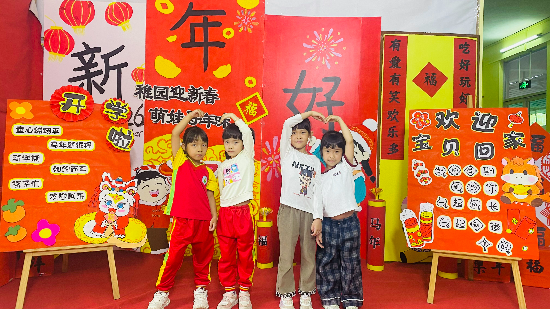 19雙合中心幼孩子們上學(xué)后高興地拍合照留念 (4).jpg