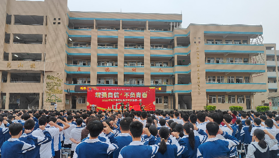 26二中展示國旗.jpg