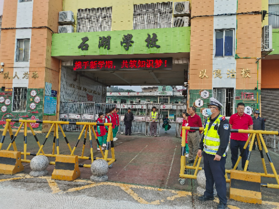 28石湖小學(xué)警校合作護安全.jpg