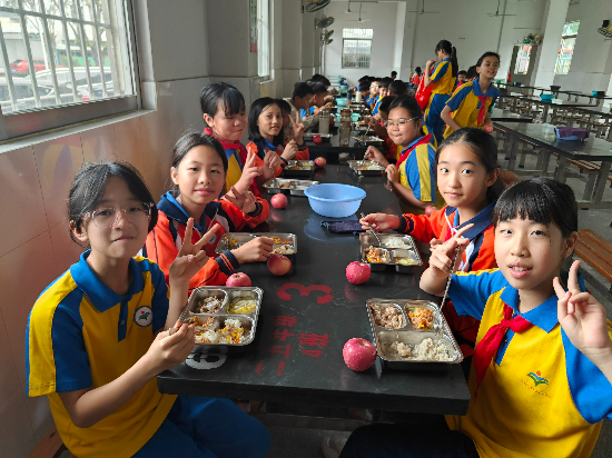 32開學(xué)第一天學(xué)生午餐 (1).jpg